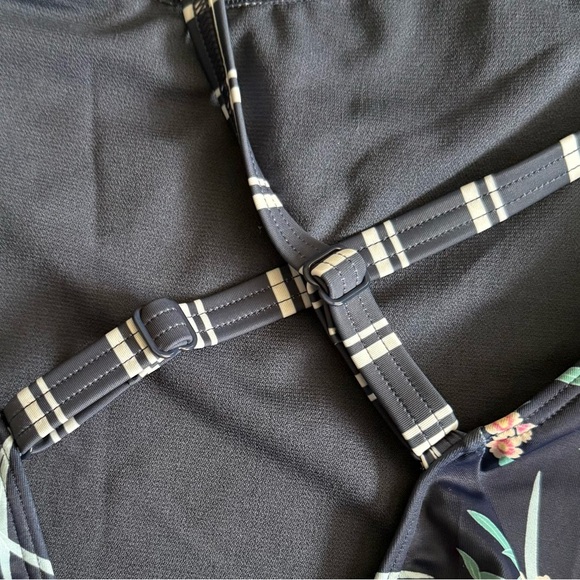 Roxy Girl Floral Kids Swimwear in Navy Blue Size 16 NWT - Picture 6 of 6